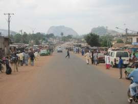 2003 Elefántcsontpart, Douekoué főutcája