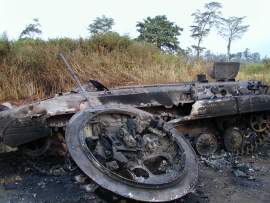 2003 Elefántcsontpart, egy BMP harckocsi maradéka